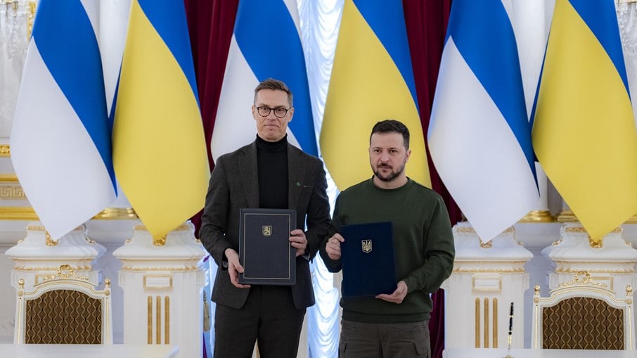 Presidente da Finlândia, Alexander Stubb, e da Ucrânia, Volodymyr Zelensky, assinam acordo de segurança entre países