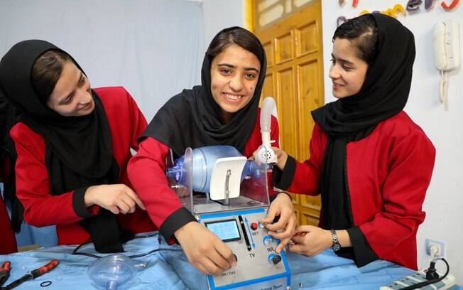 Somaya Faruqi usou peças de carro e moto para construir um respirador de baixo custo