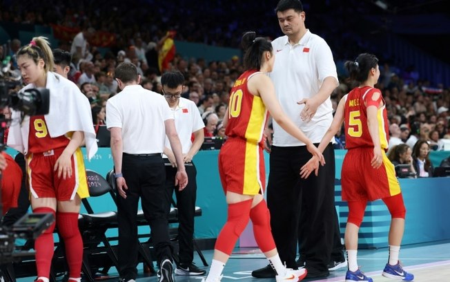 Yao Ming cumprimenta as jogadoras chinesas em partida dos Jogos Olímpicos de Paris contra a Espanha Yao Ming cumprimenta as jogadoras chinesas em partida dos Jogos Olímpicos de Paris contra a Espanha