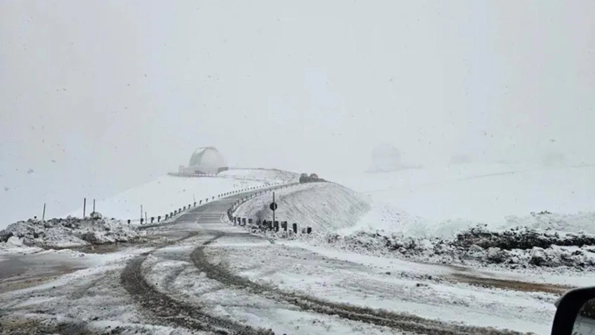 Enquanto nevava no topo do vulcão, a ilha registrava chuvas intensas e cerca de 22ºC Enquanto nevava no topo do vulcão, a ilha registrava chuvas intensas e cerca de 22ºC