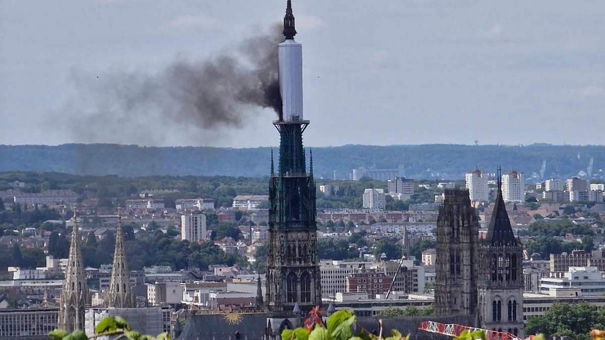 Fumaça sai da torre da Catedral de Rouen, norte da França