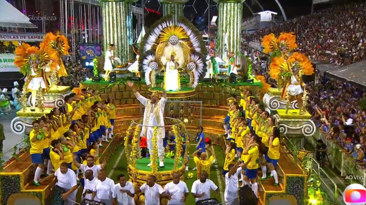 Adriano Imperador foi homenageado pela escola Camisa Verde e Branco