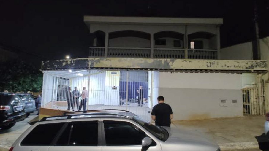 Imóvel localizado na rua Ibitinga, Parque Novo Mundo, em Americana (SP), utilizado como bunker para armazenamento e distribuição de ghost guns. Imóvel localizado na rua Ibitinga, Parque Novo Mundo, em Americana (SP), utilizado como bunker para armazenamento e distribuição de ghost guns.