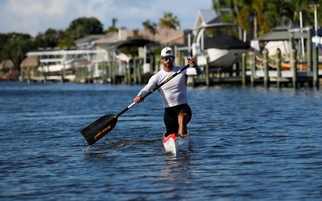 O canoísta Fernando Dayán Jorge Enríquez treina em um canal em Cape Coral, Flórida, em 2 de julho de 2024