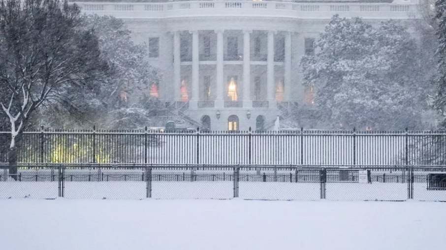 Casa Branca durante uma tempestade de neve em Washington, em janeiro de 2025 Casa Branca durante uma tempestade de neve em Washington, em janeiro de 2025