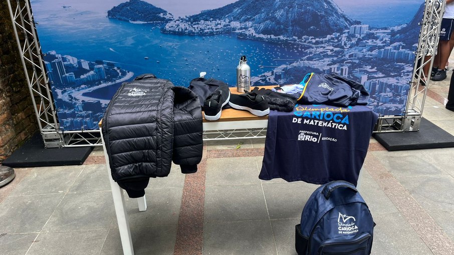 Kit de viagem entregue aos alunos inclui roupas, mochila, mala e outros itens essenciais