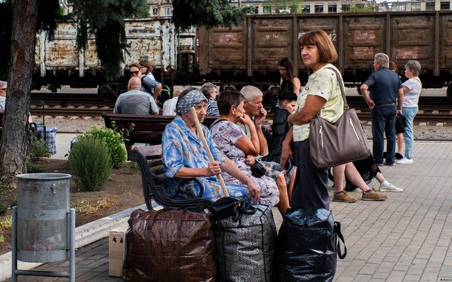 Cada vez mais pessoas pedem ajuda para serem retiradas das cidades como Kramatorsk, no leste da Ucrânia Cada vez mais pessoas pedem ajuda para serem retiradas das cidades como Kramatorsk, no leste da Ucrânia