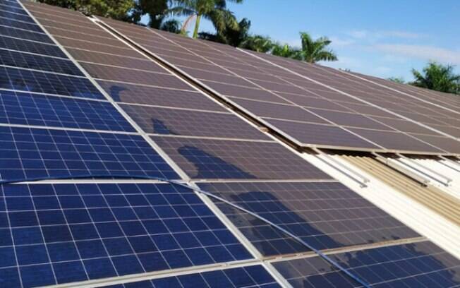 Como deve ser realizada a limpeza dos painéis solares?