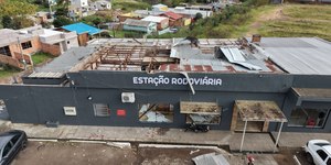 Vendaval destelha 45 residências e paralisa serviços no RS