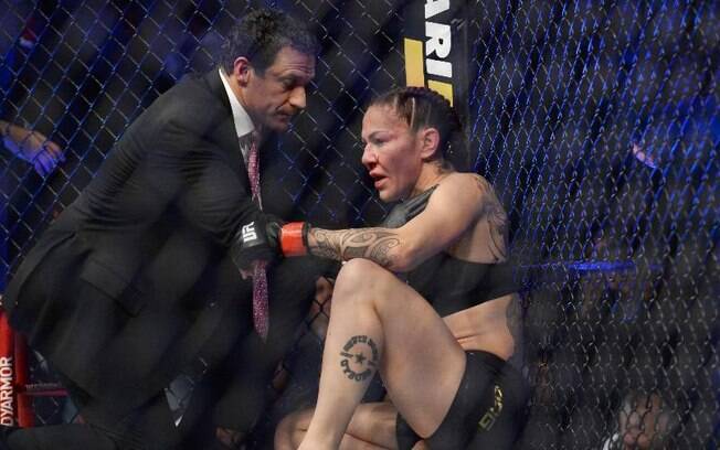 Cris Cyborg foi nocauteada por Amanda Nunes no UFC 232 e perdeu o título dos pesos-penas