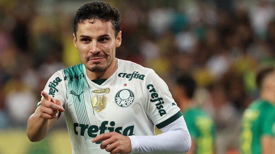 Raphael Veiga é um dos destaques do Palmeiras para a partida diante do Coritiba