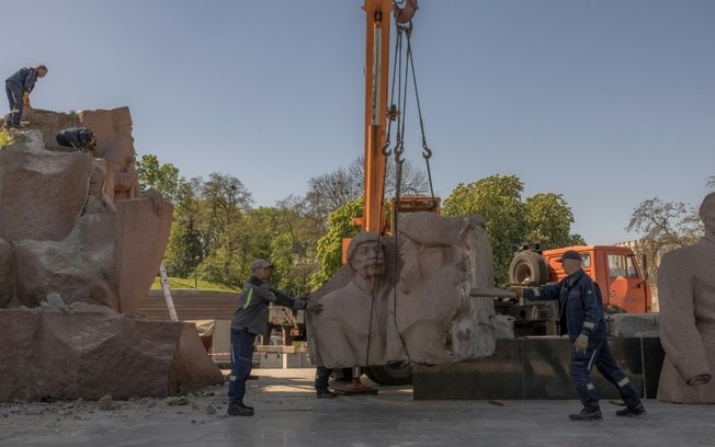 Monumento soviético que celebra o Tratado de Pereyaslav, que marcou em 1654 a lealtad da Ucrânia à Rússia, é retirado de Kiev