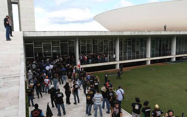 Grupo de policiais realizou protesto na tarde desta terça-feira na Câmara dos Deputados, em Brasília