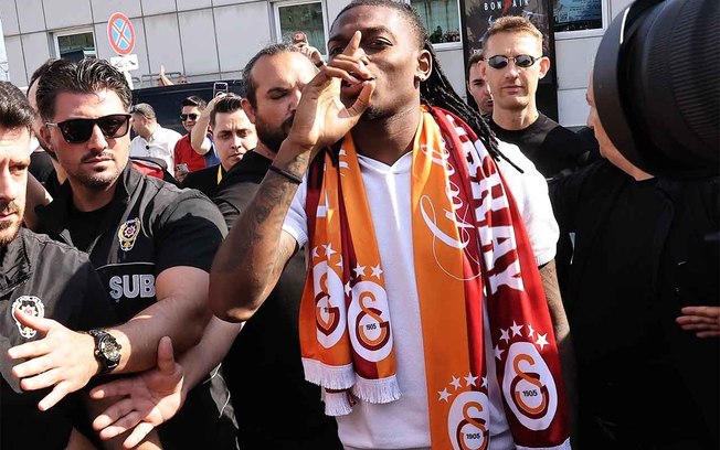 Rafael Leão desembarca em Istambul para concluir transferência ao Galatasaray