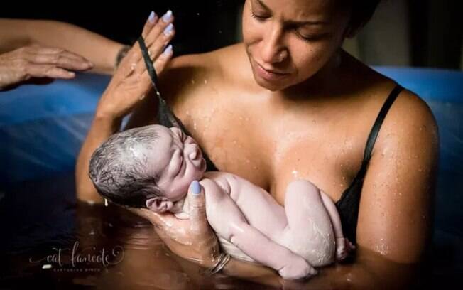 A foto registra os primeiros momentos da mãe com o bebê