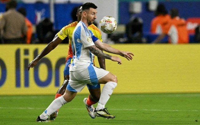Lionel Messi domina a bola durante a final da Copa América, vencida por 1 a 0 pela Argentina contra a Colômbia na prorrogação, no Hard Rock Stadium, em Miami, Flórida, em 14 de julho de 2024 Lionel Messi domina a bola durante a final da Copa América, vencida por 1 a 0 pela Argentina contra a Colômbia na prorrogação, no Hard Rock Stadium, em Miami, Flórida, em 14 de julho de 2024