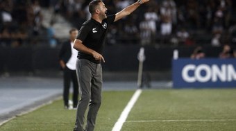 Artur Jorge elogia atuação do Botafogo após primeira vitória