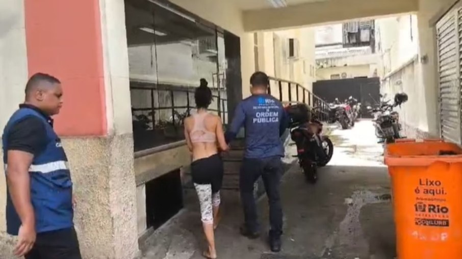 Mulher foi conduzida às 12 DP, em Copacabana Mulher foi conduzida às 12 DP, em Copacabana