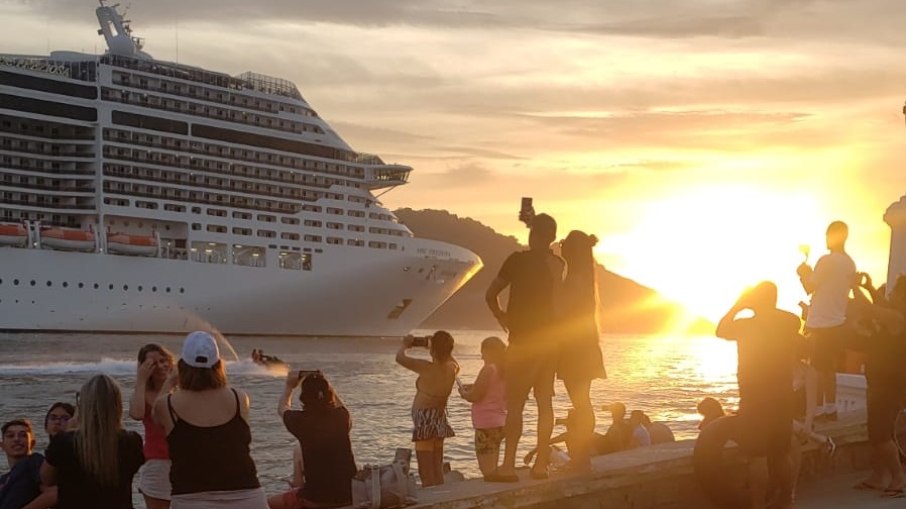 Moradores e turistas acompanham a saída dos navios de cruzeiro na Ponta da Praia Moradores e turistas acompanham a saída dos navios de cruzeiro na Ponta da Praia