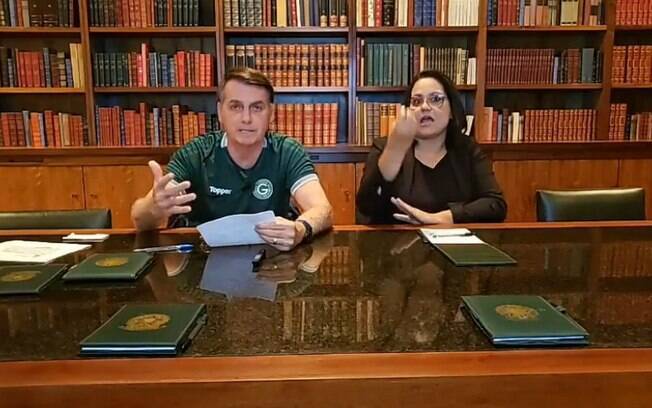 Bolsonaro participou de transmissão ao vivo em suas redes sociais com uma camisa do Goiás