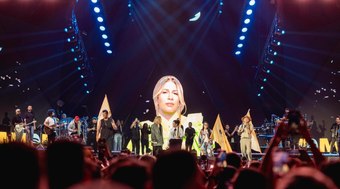 Filho de Marília Mendonça emociona fãs ao subir no palco durante tributo à mãe