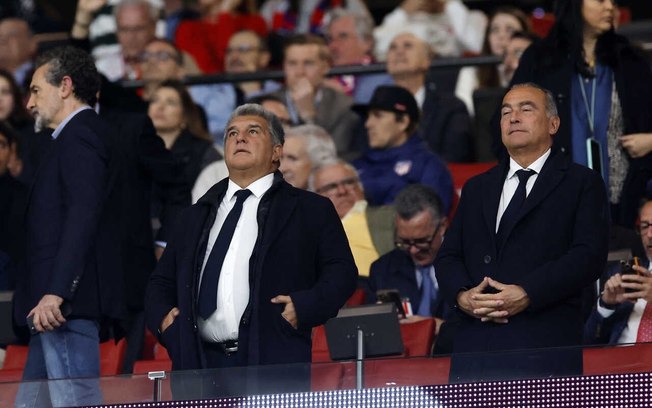 Joan Laporta (C) acredita que contratação de Mbappé vai tumultuar o vestiário do Real Madrid - Foto: Oscar del Pozo/AFP via Getty Images