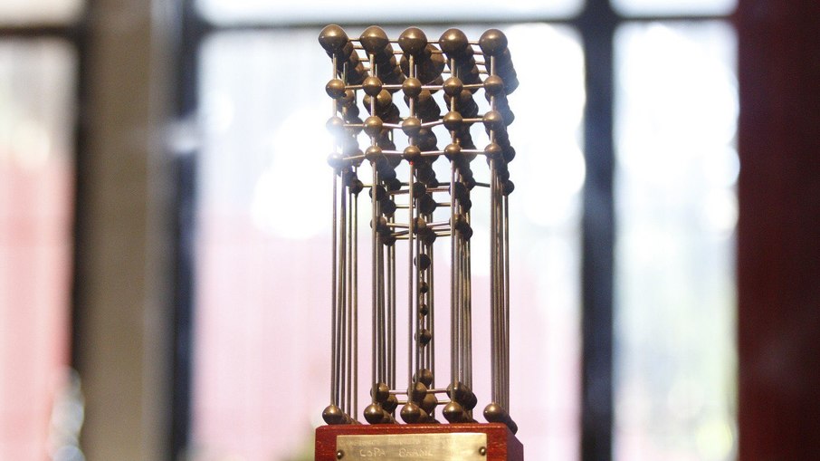 Troféu do Campeonato Brasileiro de 1987, vencido oficialmente pelo Sport