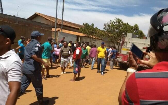 Nas redes sociais, fotos mostram pais resgatando suas crianças na saída da creche Gente Inocente em Janaúba