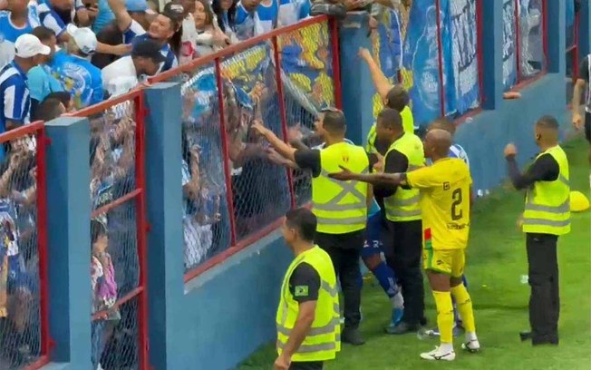 Arquibancada visitante cedeu no jogo entre Brusque e Paysandu Arquibancada visitante cedeu no jogo entre Brusque e Paysandu