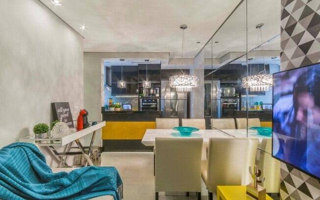 Decoração incorpora paredes coloridas, móveis laqueados e agrupamento de nichos