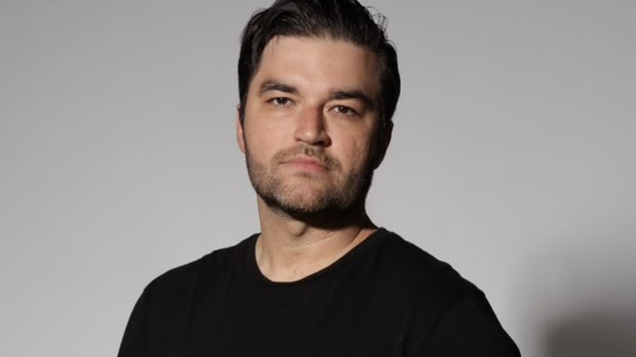 Renan Bastos, especialista no mercado de luxo, relata como decisões que envolvem altos valores mudaram sua relação com sono, descanso e trabalho Renan Bastos, especialista no mercado de luxo, relata como decisões que envolvem altos valores mudaram sua relação com sono, descanso e trabalho