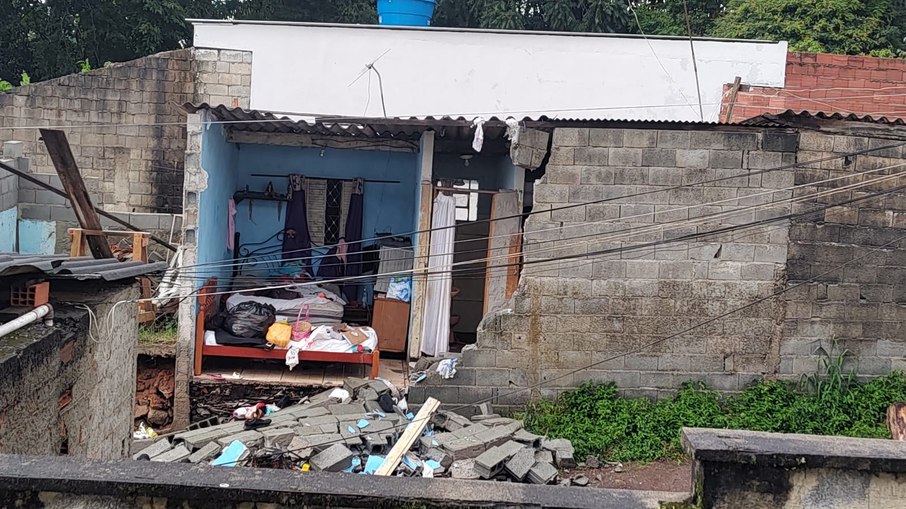 Chuva desta quarta (28) provocou a queda de um cômodo de uma residência em Mogi das Cruzes