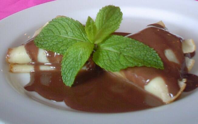 Foto da receita Crepe de brigadeiro com calda de chocolate e nozes pronta.