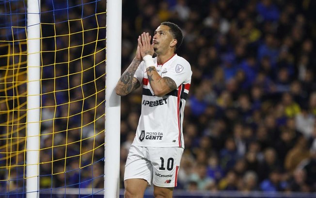 Atacante aponta vantagem do Boca nas disputas físicas e critica a arbitragem Atacante aponta vantagem do Boca nas disputas físicas e critica a arbitragem