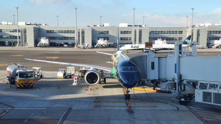 Passageiros afetados por atrasos ou cancelamentos têm direito à assistência material conforme o tempo de espera, podendo optar por reembolso integral, remarcação do bilhete ou crédito para uso futuro sem custo adicional