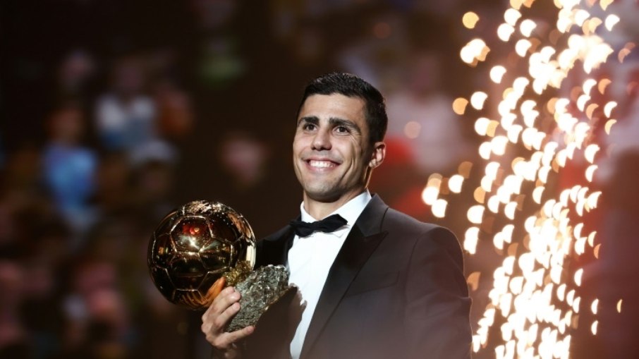 Rodri posa com o troféu Bola de Ouro ao final da cerimônia realizada em Paris, no dia 28 de outubro de 2024