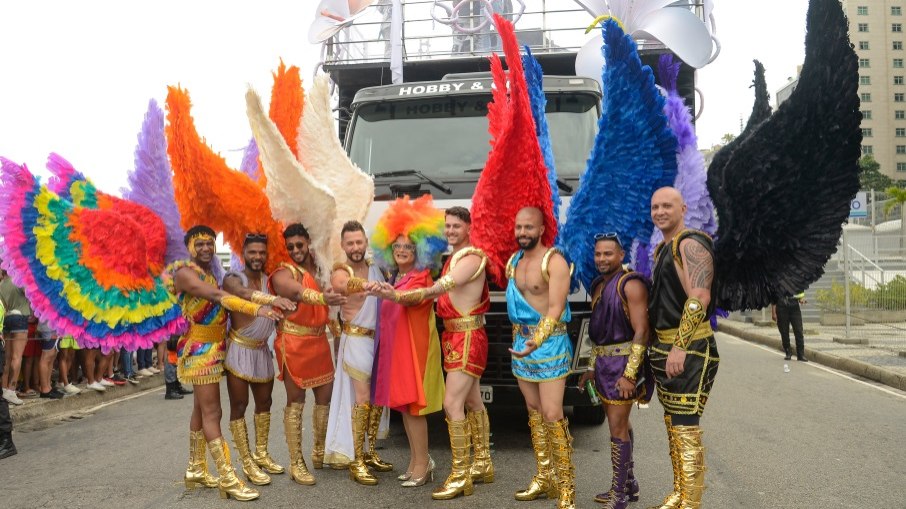 Os Anjos da Diversidade, público na 28ª Parada do Orgulho LGBTI+ do Rio de Janeiro, em Copacabana, zona sua da cidade