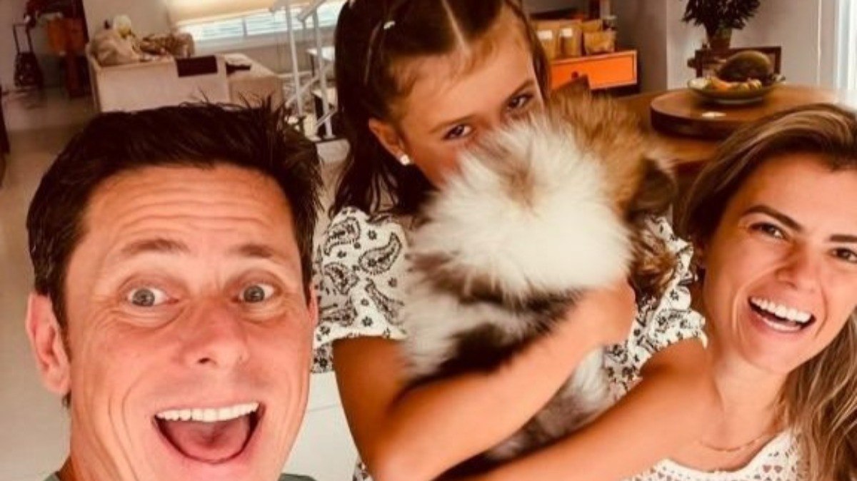 Marco Pandini e a família com a cachorrinha Cacau Marco Pandini e a família com a cachorrinha Cacau