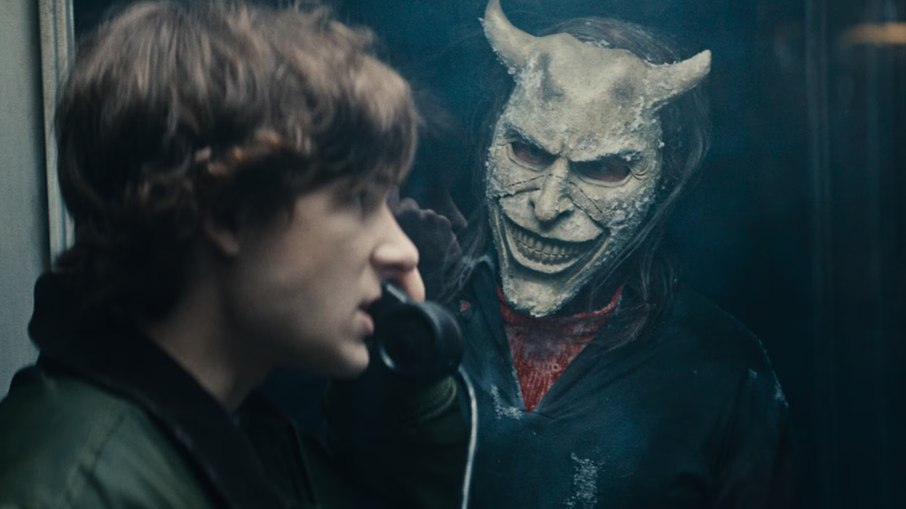 Mason Thames e Ethan Hawke numa cena de O Telefone Preto 2