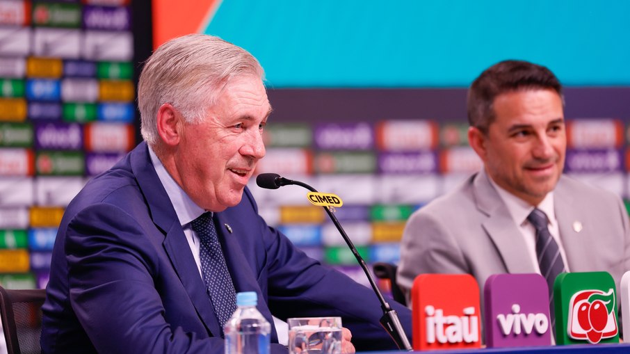 Carlo Ancelotti em entrevista coletiva Carlo Ancelotti em entrevista coletiva