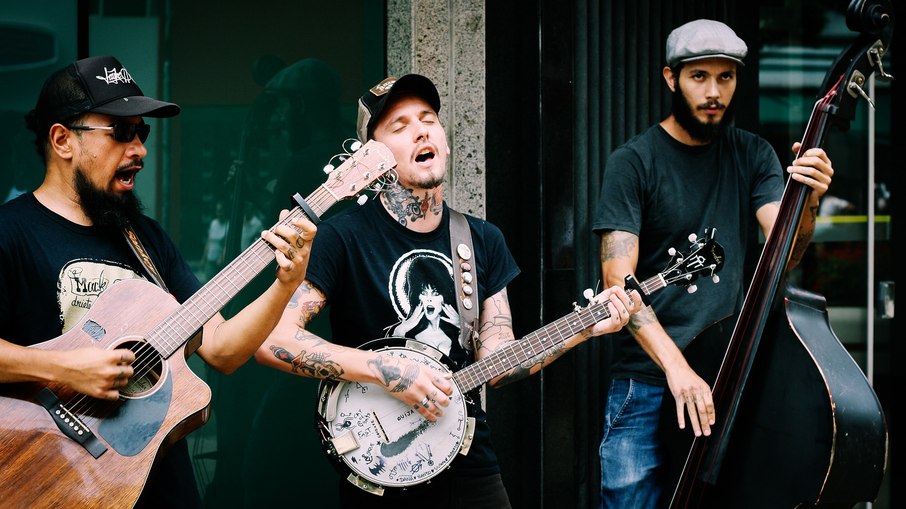 Pessoas cantando