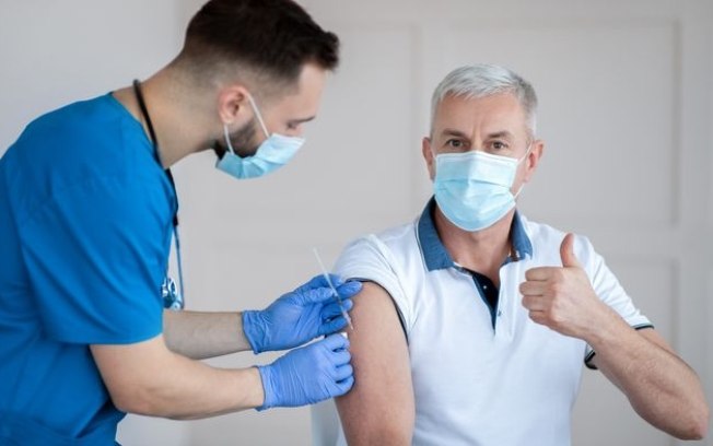Homem toma 217 doses de vacina da covid