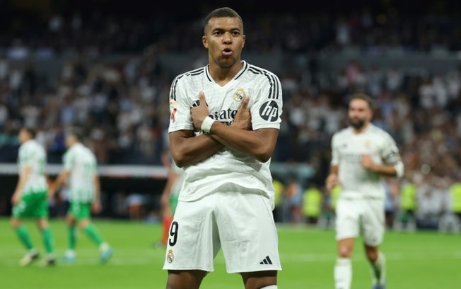 Kylian Mbappé comemora após marcar na vitória do Real Madrid sobre o Betis pelo Campeonato Espanhol