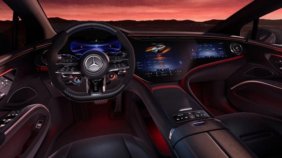 Mercedes-Benz EQS 53 AMG tem interior bem moderno, com três telas principais e LED por todos os lados