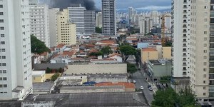 Incêndio atinge fábrica de flores artificiais na Mooca (SP)