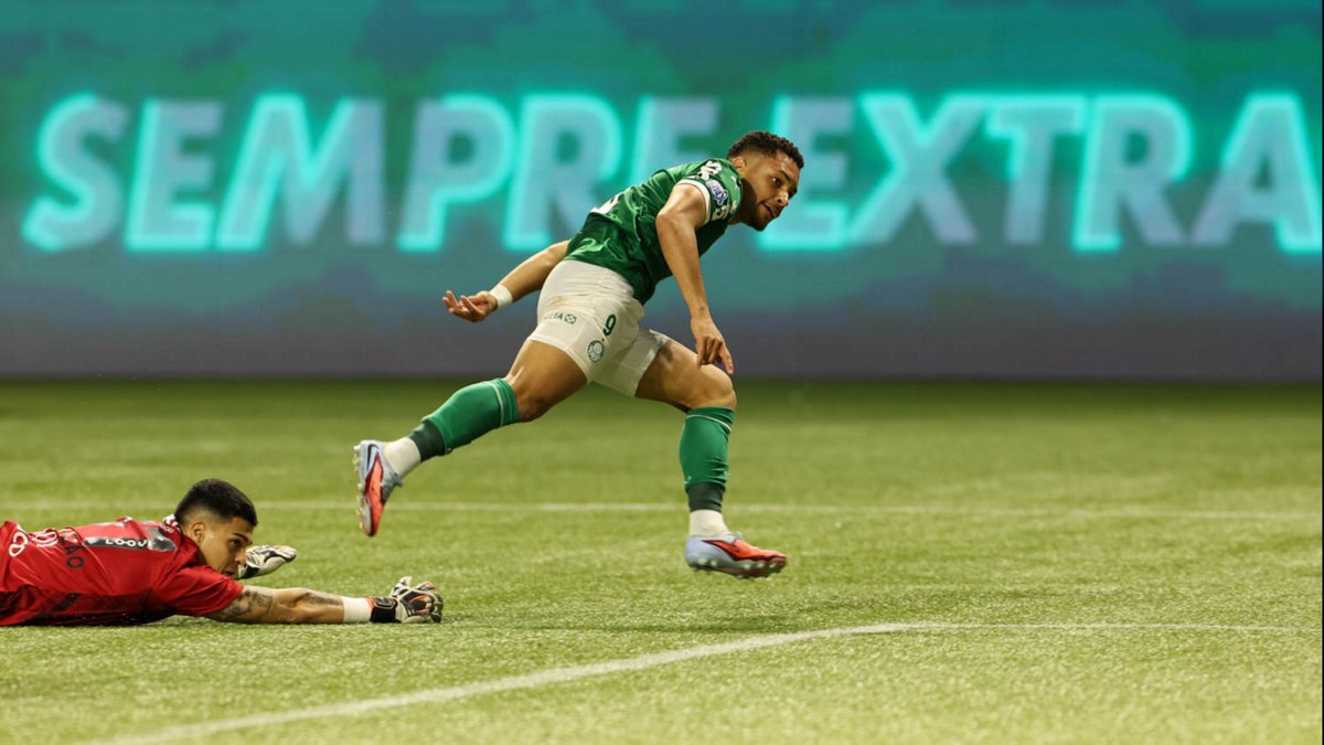 Vitor Roque marca o primeiro gol contra o Santos observado por Brazão Vitor Roque marca o primeiro gol contra o Santos observado por Brazão