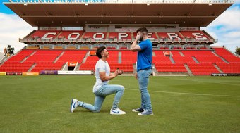 Jogador de futebol pede namorado em casamento em estádio na Austrália