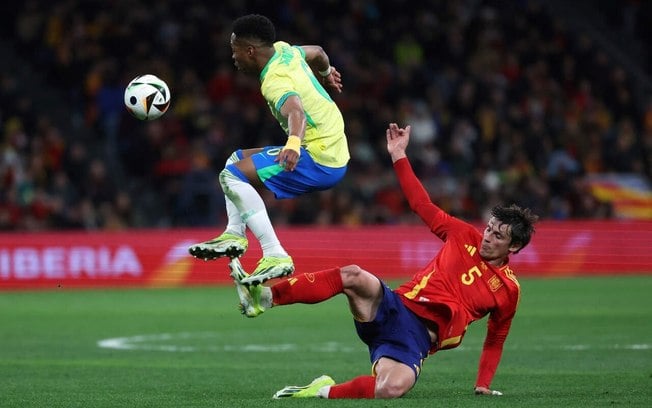 Wendell em ação no amistoso da Seleção Brasileira contra a Espanha - Foto: Pierre-Philippe Marcou/AFP via Getty Images