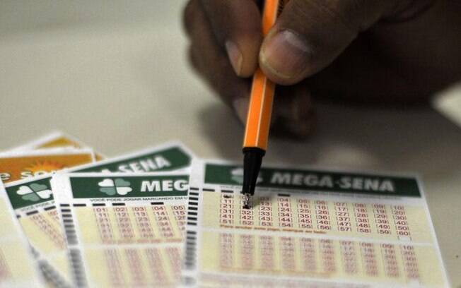 Apostas na Mega-Sena podem ser feitas on-line ou em lotéricas
