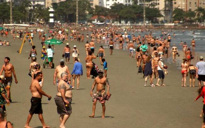 Praias lotadas em São Paulo durante o feriado